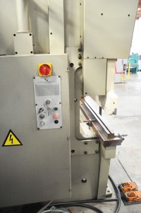 used donewell hydraulic 3 axis cnc press brake H-155-3000